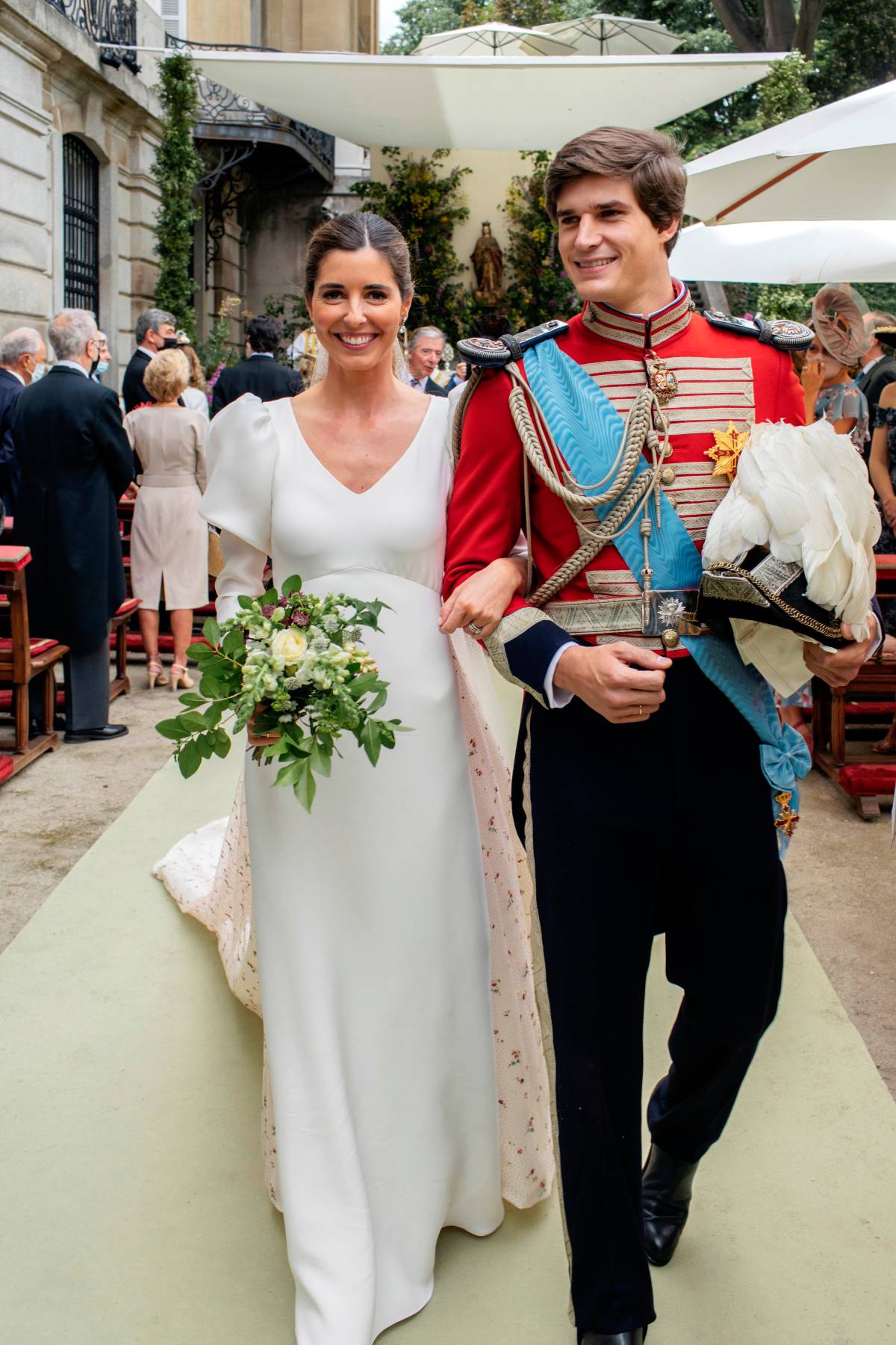 El conde de Osorno Carlos Fitz James Stuart y Belén Corsini durante su boda en Madrid. (Foto: Gtres)