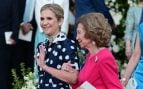 La infanta Elena del brazo de la Reina Sofía. (Foto: Gtres)
