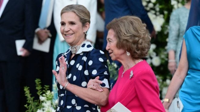 La infanta Elena del brazo de la Reina Sofía. (Foto: Gtres)