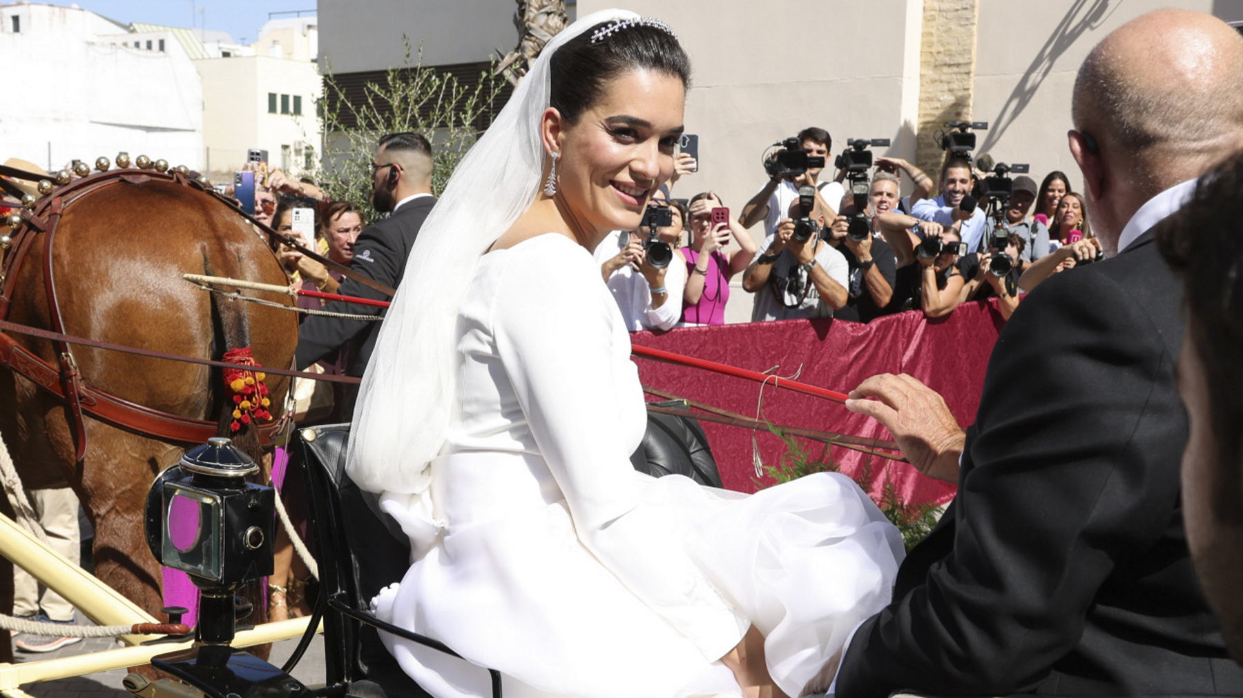 Todo sobre el vestido de novia de Bárbara Mirjan y el discreto homenaje bordado a la Casa de Alba