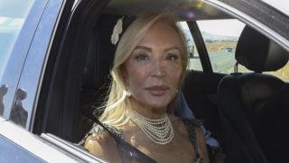 Carmen Lomana en la boda de Cayetano Martínez de Irujo. (Foto: Gtres)