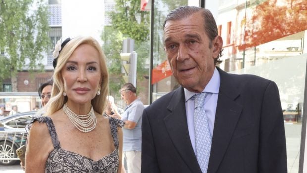 Carmen Lomana y su pareja en la boda de Cayetano Martínez de Irujo. (Foto: Gtres)
