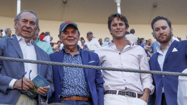 Pedro Trapote con amigos en Las Ventas. (Foto: Gtres)