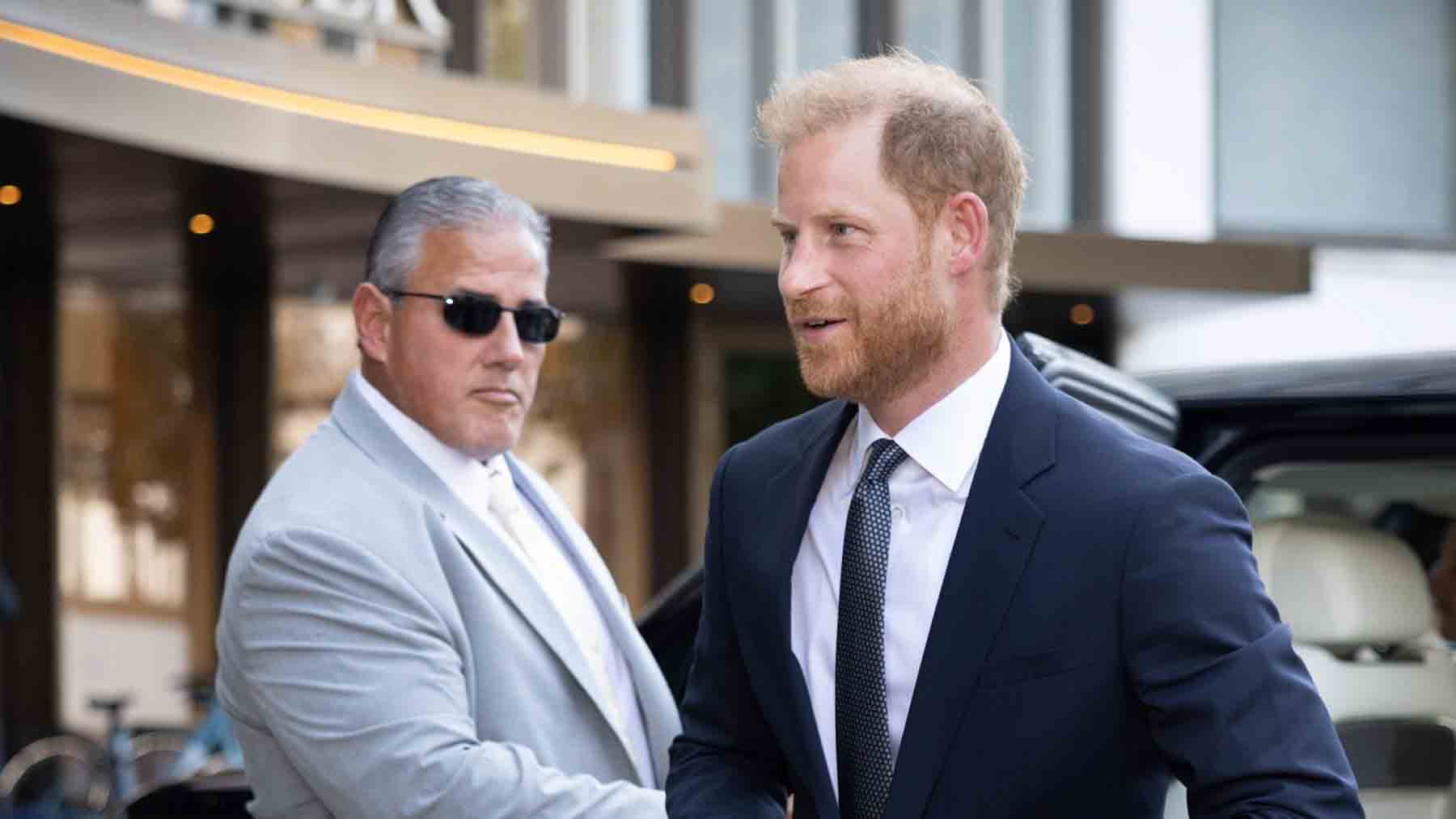 El encontronazo del príncipe Harry con una acosadora tras perder el juicio por la protección policial