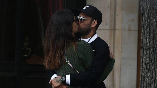 Joana Sanz y Dani Alves durante unas vacaciones. (Foto: Gtres)