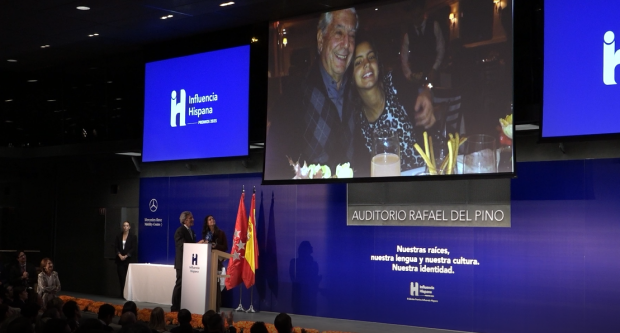 La nieta de Vargas Llosa recoge un premio en su nombre. (Foto: Gtres)