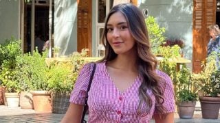 Gabriela Pombo con vestido de cuadros rojos en la calle. (Redes Sociales)