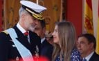 El rey Felipe con la infanta Sofía en el desfile. (Foto: Gtres)