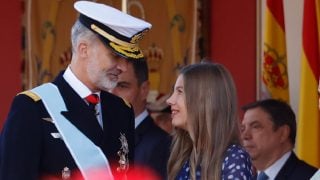 El rey Felipe con la infanta Sofía en el desfile. (Foto: Gtres)