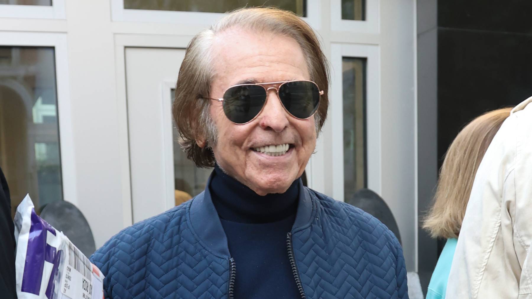 Raphael reaparece tras cancelar dos de sus conciertos en España: "Estoy bien"