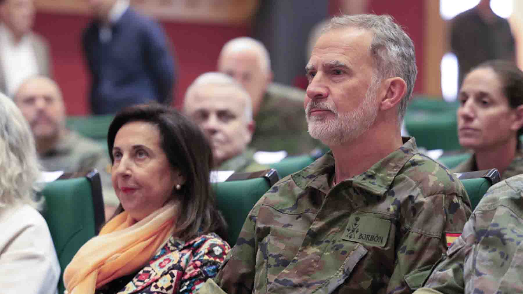 El surrealista ‘look’ de Margarita Robles con el Rey en su último encuentro