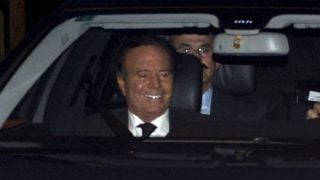 Julio Iglesias en el interior de un vehículo. (Foto: Gtres)