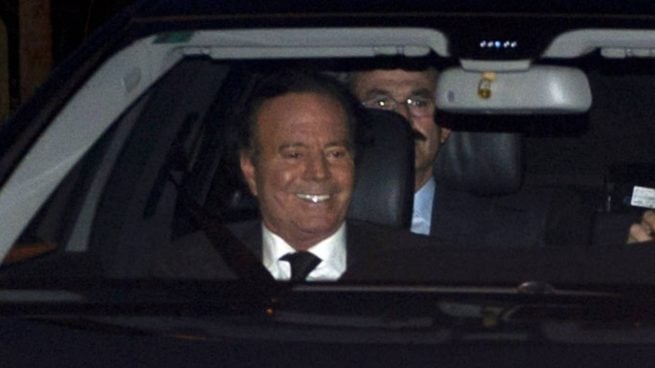 Julio Iglesias en el interior de un vehículo. (Foto: Gtres)