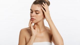 El masaje facial ayuda a mantener la piel (Freepik)