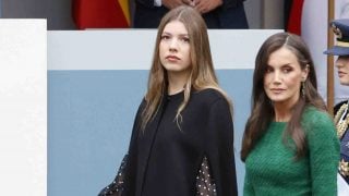 La infanta Sofía con una preciosa capa negra. (Foto: Gtres)