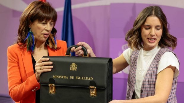 Ana Redondo recibiendo la cartera de Igualdad de manos de Irene Montero. (Foto: Gtrres)
