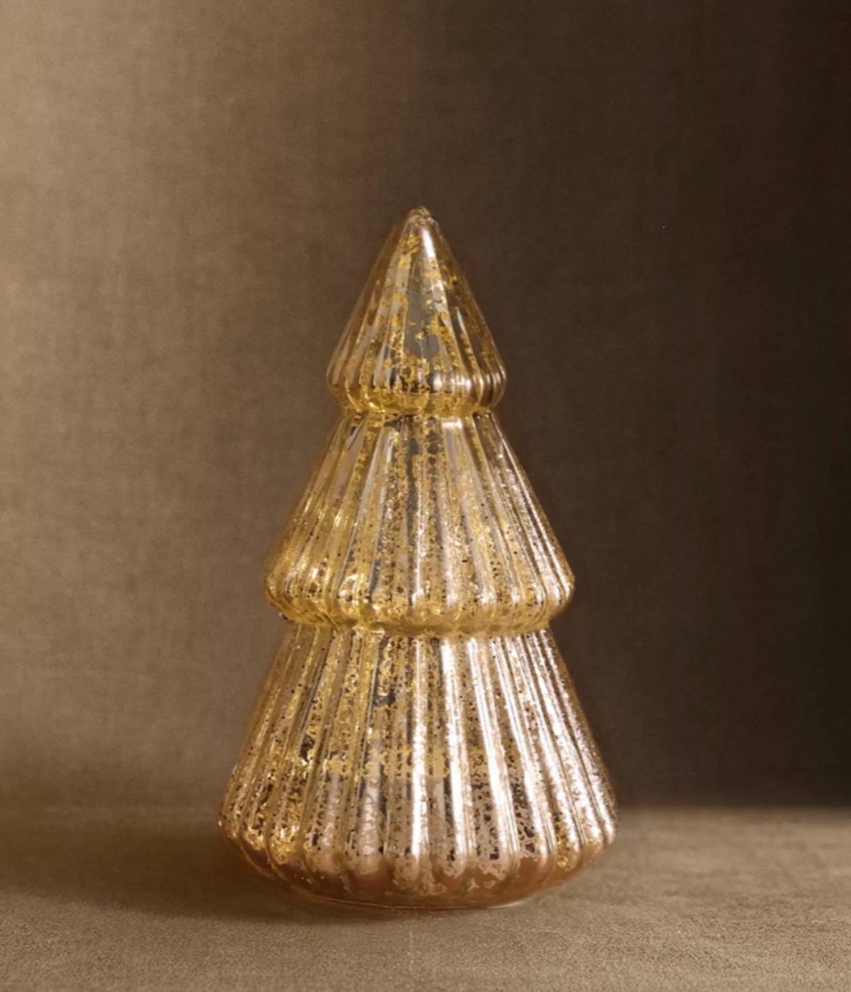 Adorno árbol dorado de vidrio de Zara Home.