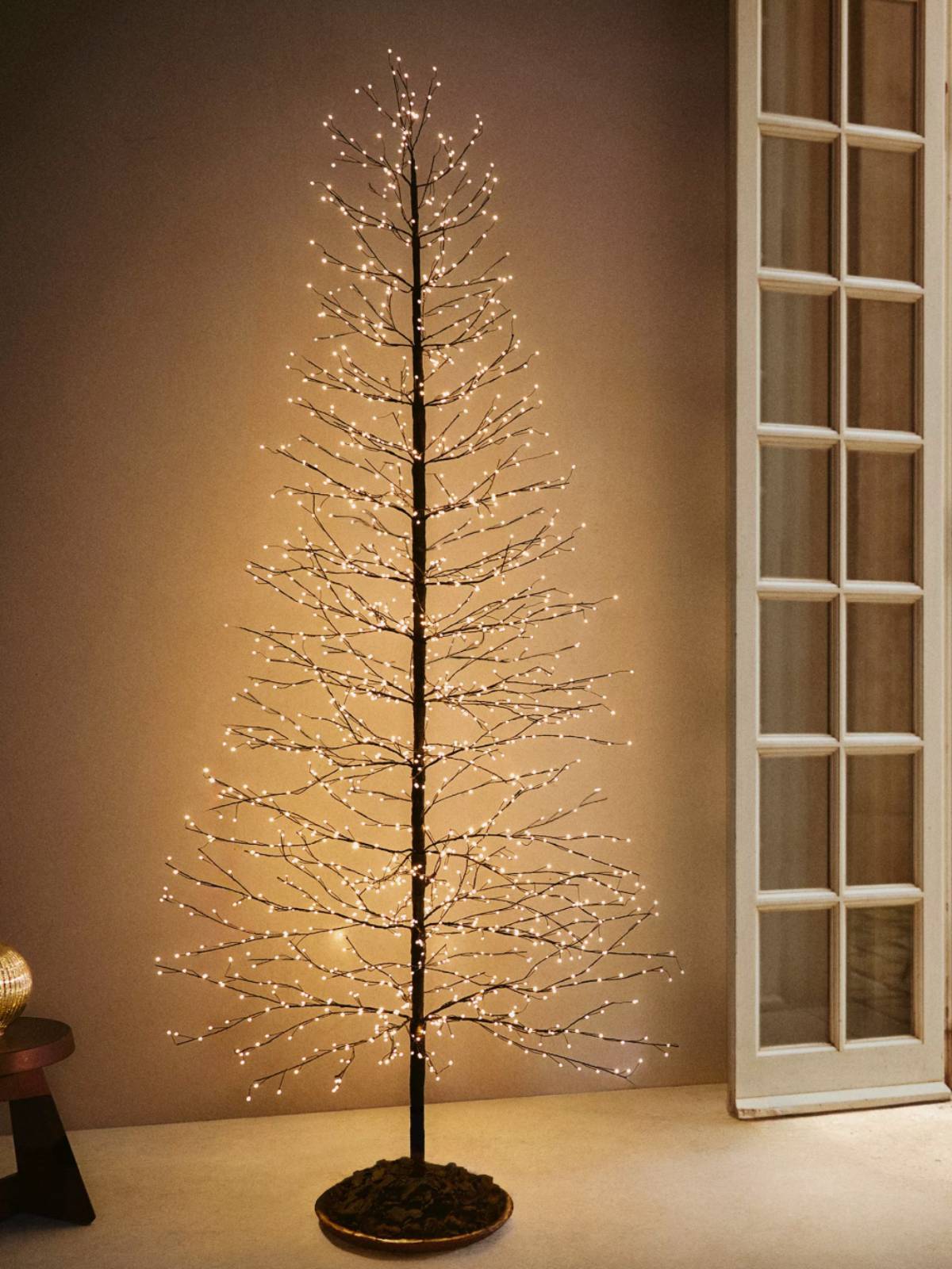 Árbol de Navidad con luces LED de Zara Home.