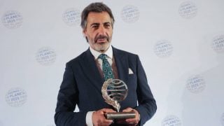 Juan del Val tras ganar el premio Planeta 2025. (Foto: Gtres)