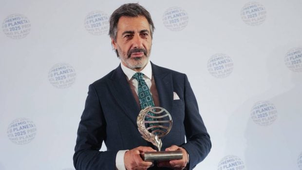 Juan del Val tras ganar el premio Planeta 2025. (Foto: Gtres)