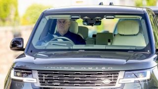 El príncipe Andrés en el interior de un vehículo. (Foto: Gtres)