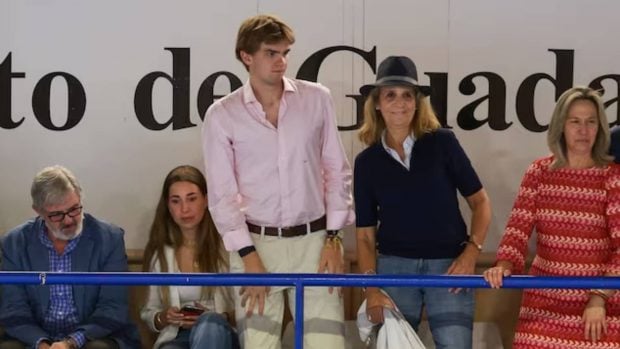 Miguel Urdangarin, la infanta Elena y Olympia Beracassa en el palco. (Foto: Gtres)