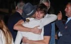 Cariñoso abrazo entre Pablo Urdangarin y la infanta Elena. (Foto: Gtres)
