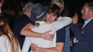 Cariñoso abrazo entre Pablo Urdangarin y la infanta Elena. (Foto: Gtres)