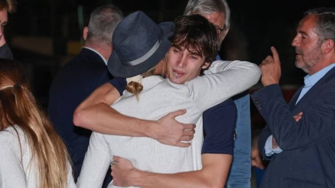 Cariñoso abrazo entre Pablo Urdangarin y la infanta Elena. (Foto: Gtres)