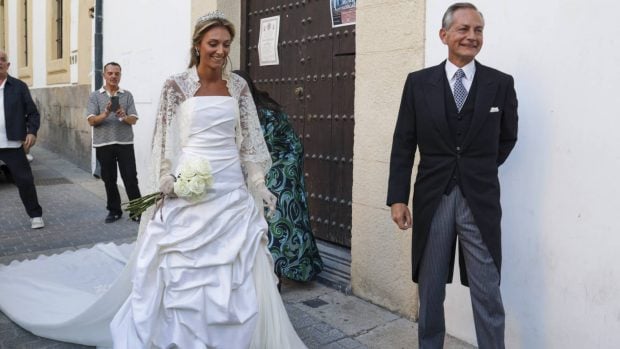 La novia y el padrino en las inmediaciones del templo. (Foto: Gtres)