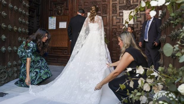 La novia y el padrino a punto de entrar en la iglesia. (Foto: Gtres)