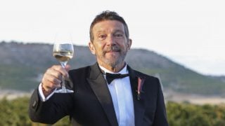 Antonio Banderas brindando con la prensa. (Foto: Gtres)