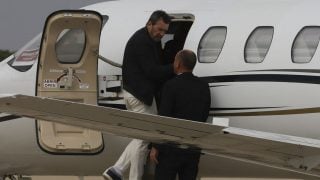 Antonio Banderas marchándose de Valladolid. (Foto: Gtres)