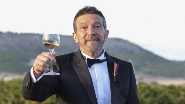 Antonio Banderas brinda con la prensa en la boda de su hija. (Foto: Gtres)