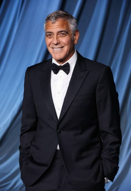 George Clooney posando para los medios en la Academy Museum Gala. (Foto: Gtres)