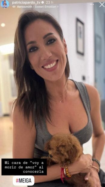 Patricia Pardo junto a Meiga, su nueva mascota. (Foto: Redes Sociales)