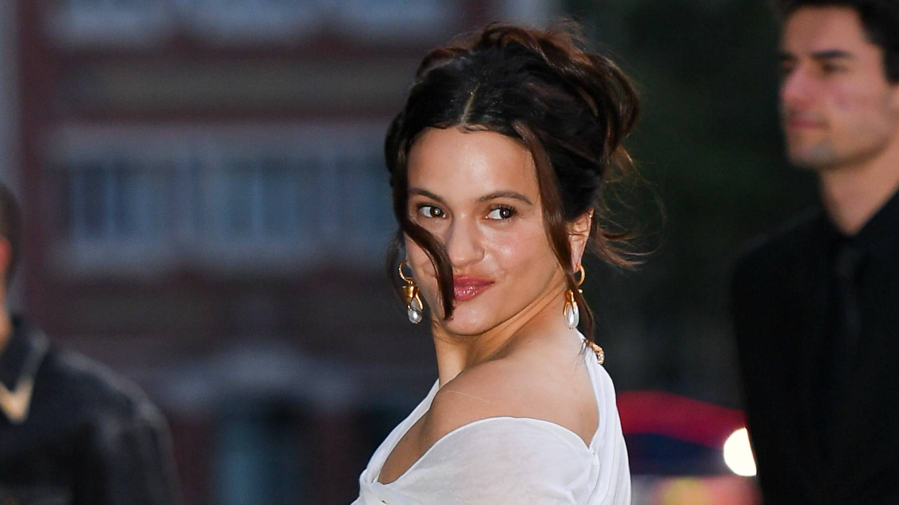 Rosalía deslumbra de blanco y paraliza Madrid con el anuncio de ‘LUX’