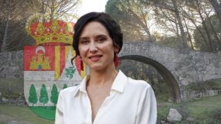 Paisaje de Sotillos de la Adrada, el escudo del Ayuntamiento e Isabel Díaz Ayuso. (Fotos: Ayuntamiento de Sotillos de la Adrada y Gtres)