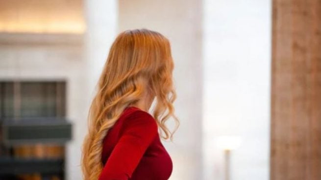 Este tinte de pelo con reflejos cálidos y naturales se convierte en el favorito indiscutible: rejuvenece el rostro al instante
