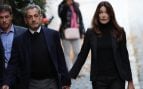 El estudiado look de Carla Bruni para acompañar a Sarkozy a la cárcel. (Foto: Gtres)
