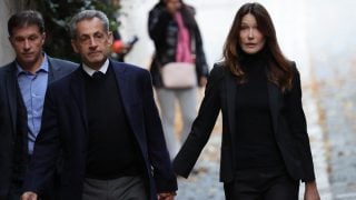 El estudiado look de Carla Bruni para acompañar a Sarkozy a la cárcel. (Foto: Gtres)