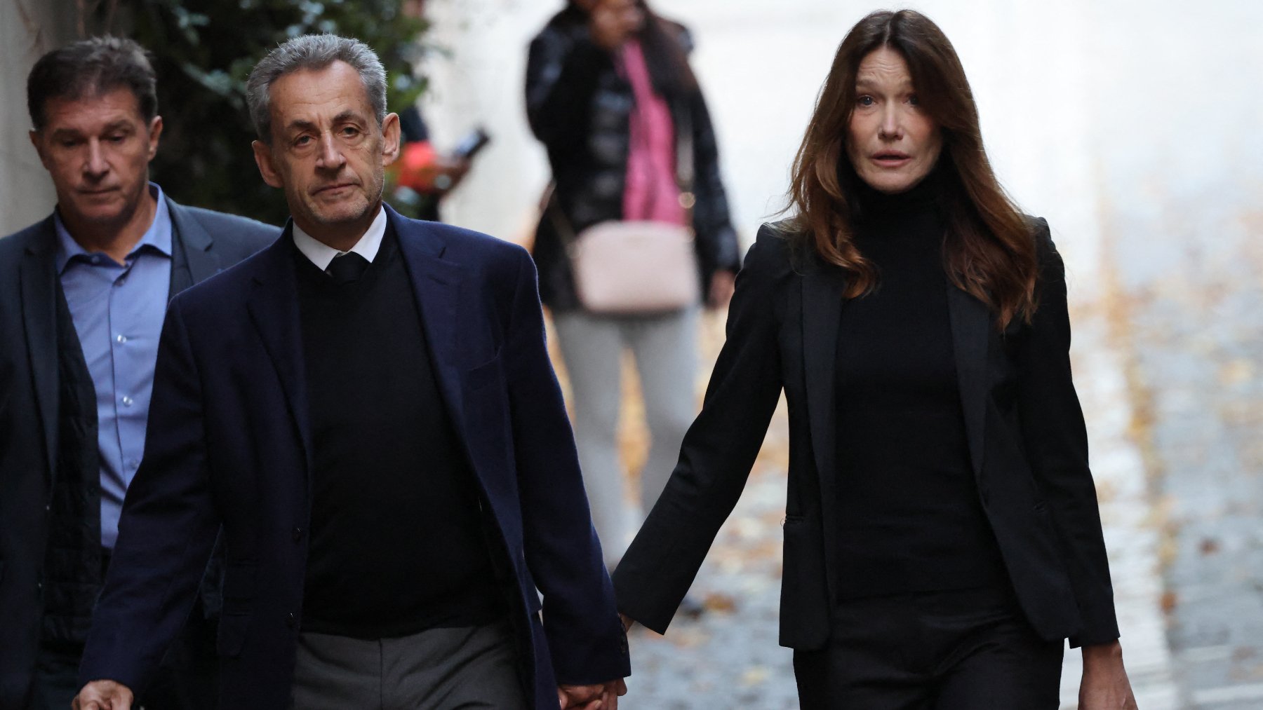 De luto y sin maquillaje: el estudiado look de Carla Bruni para acompañar a Sarkozy a la cárcel