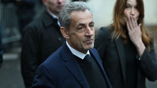 Nicolas Sarkozy a su llegada a la prisión de La Santé, en París. (Foto: Gtres)