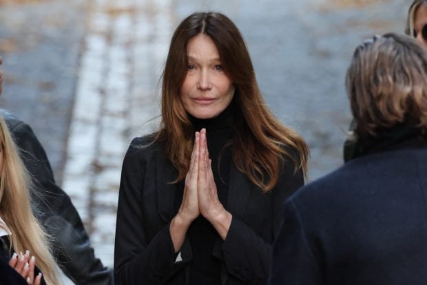 Sin maquillar y de riguroso luto: el estudiado look de Carla Bruni. (Foto: Gtres)