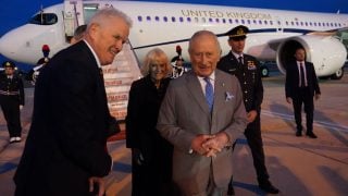 Los reyes Carlos III y Camila a su llegada a Roma. (Foto: Gtres)