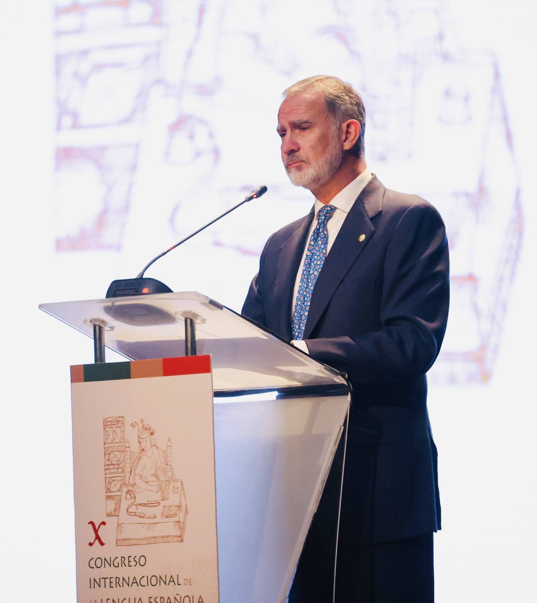 El Rey Felipe durante un congreso. (Foto: Gtres)