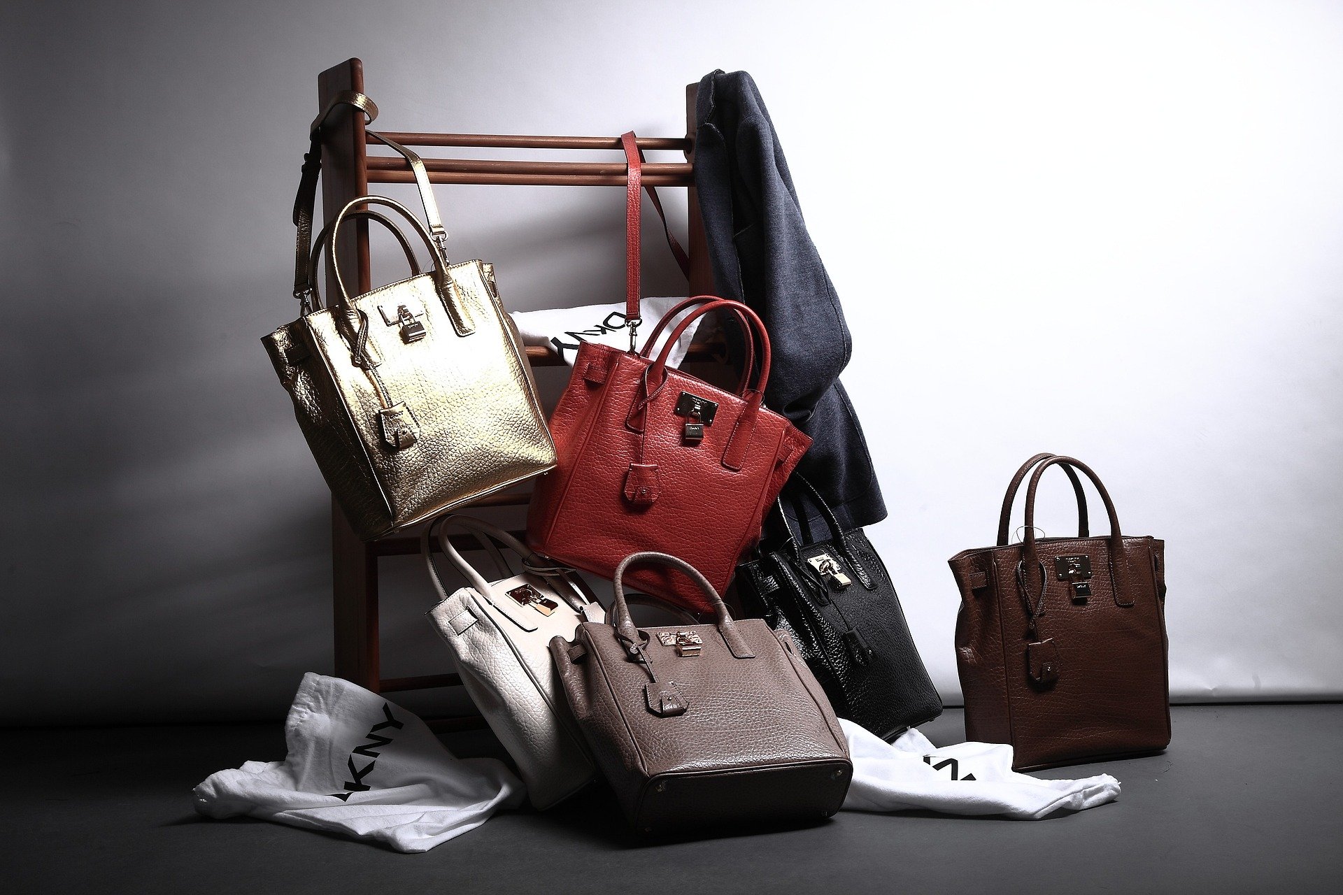 Tres bolsos de Mango por menos de 30 euros para triunfar este invierno en la oficina