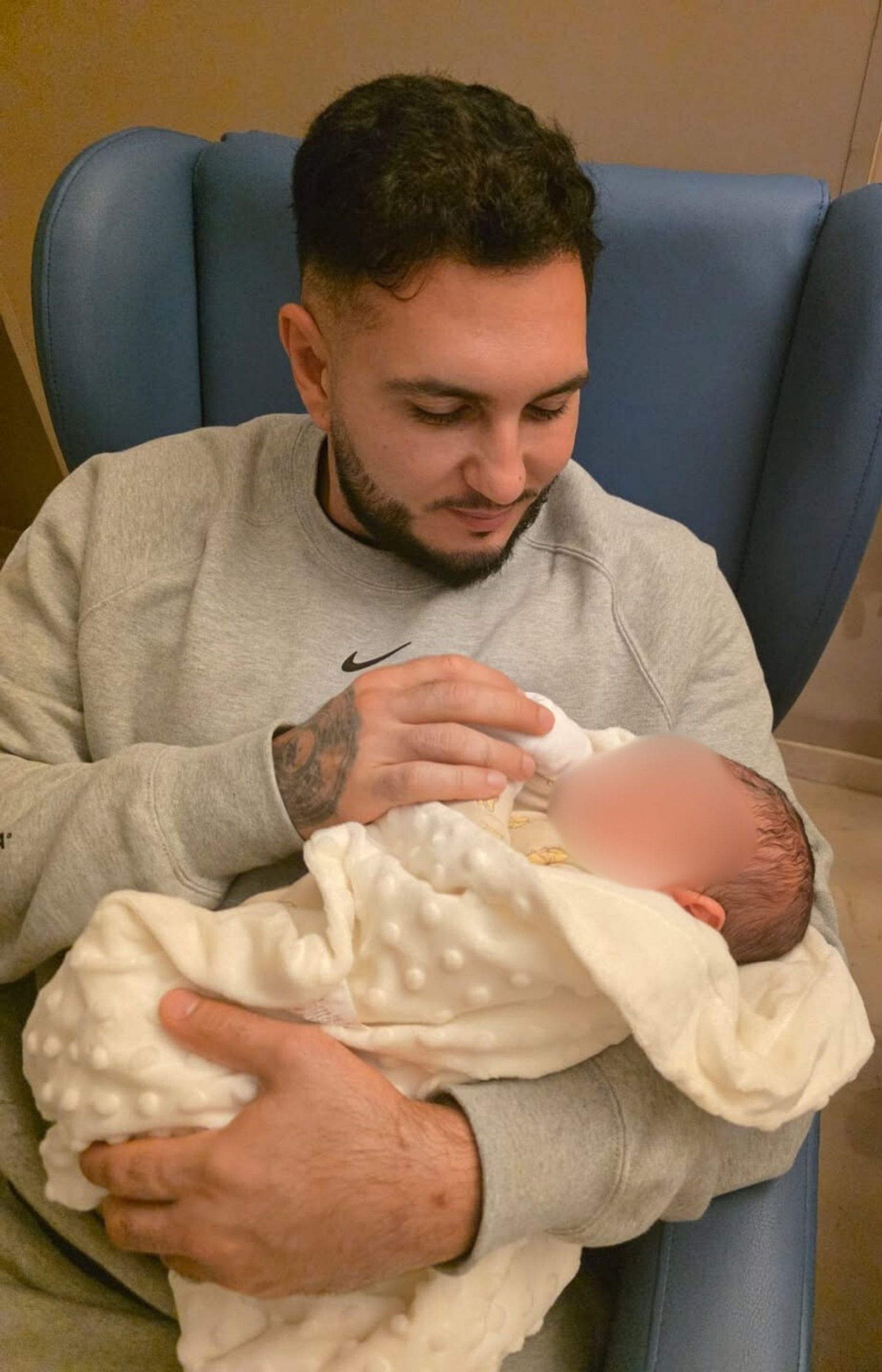 Omar Montes con su hijo en brazos. (Foto: Redes sociales @omarmontes)