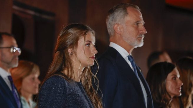 La princesa Leonor homenajea a Armani y deslumbra con chaqueta metalizada y pantalón palazzo en Oviedo