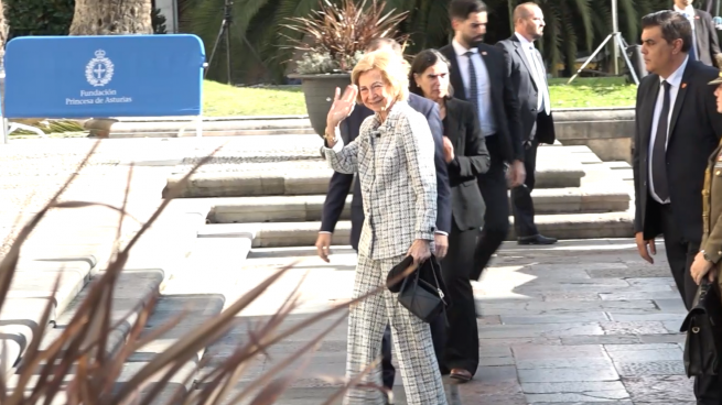 Traje de ‘tweed’ y arropada por Villarino: la Reina Sofía, fiel a la cita más especial de Leonor